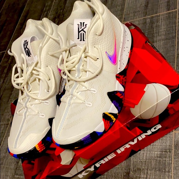 Nike Kyrie 4 NCAA - Picture 4 of 7